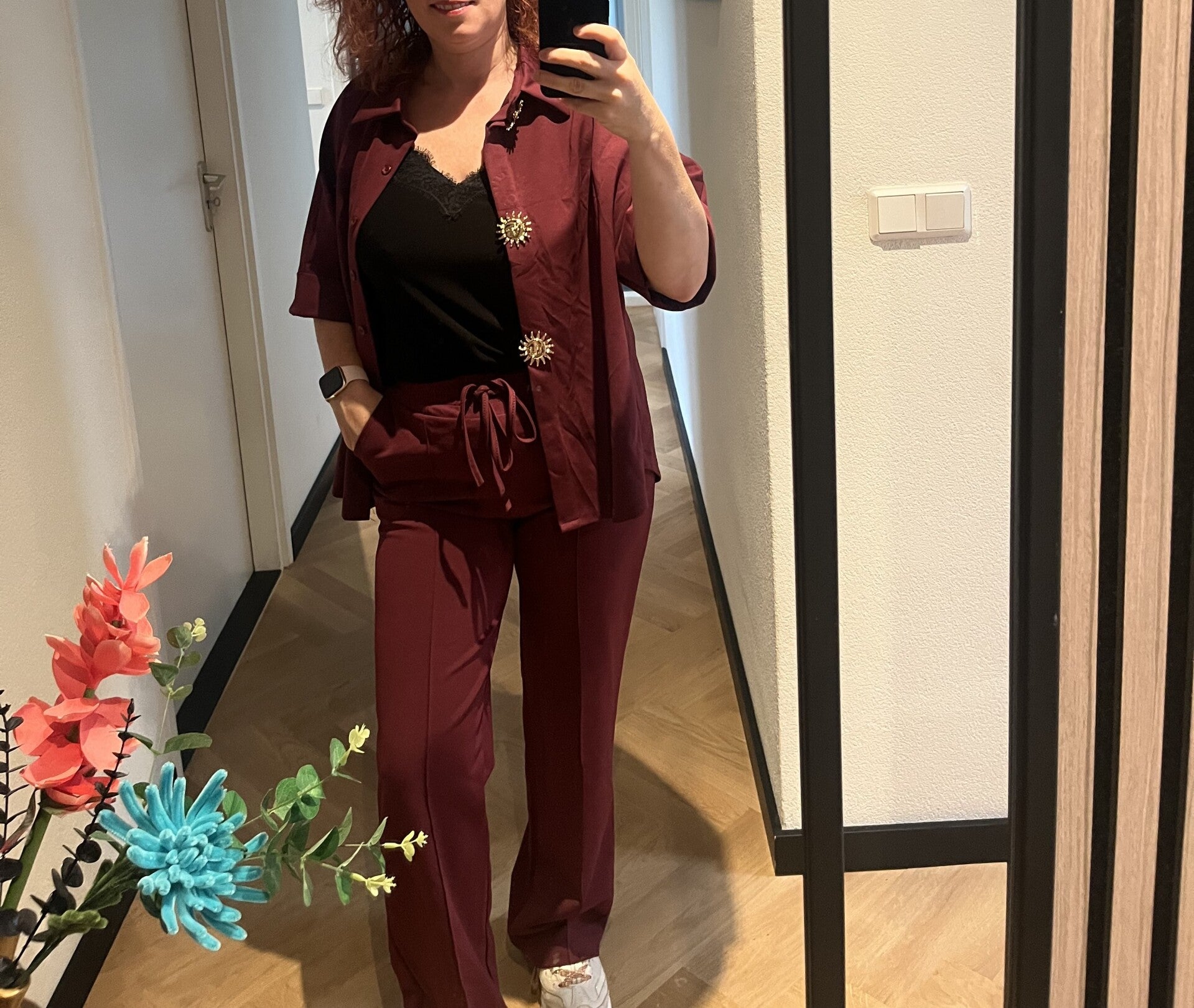 Blouse met gouden spelden erop