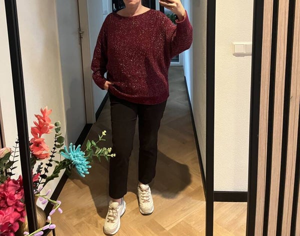 Glitter trui met een ruime ronde hals, vleermuismouwen.