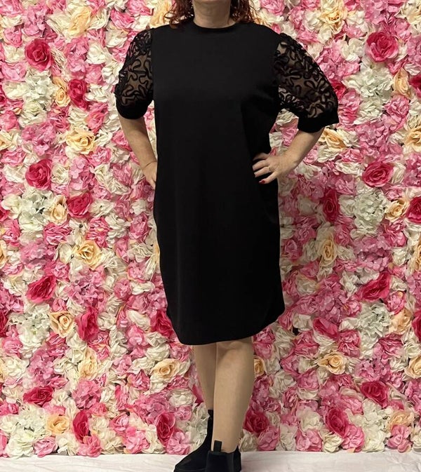 Zwarte jurk met aparte mouwen