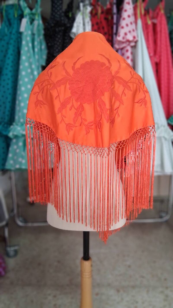 Mantón bordado naranja unicolor
