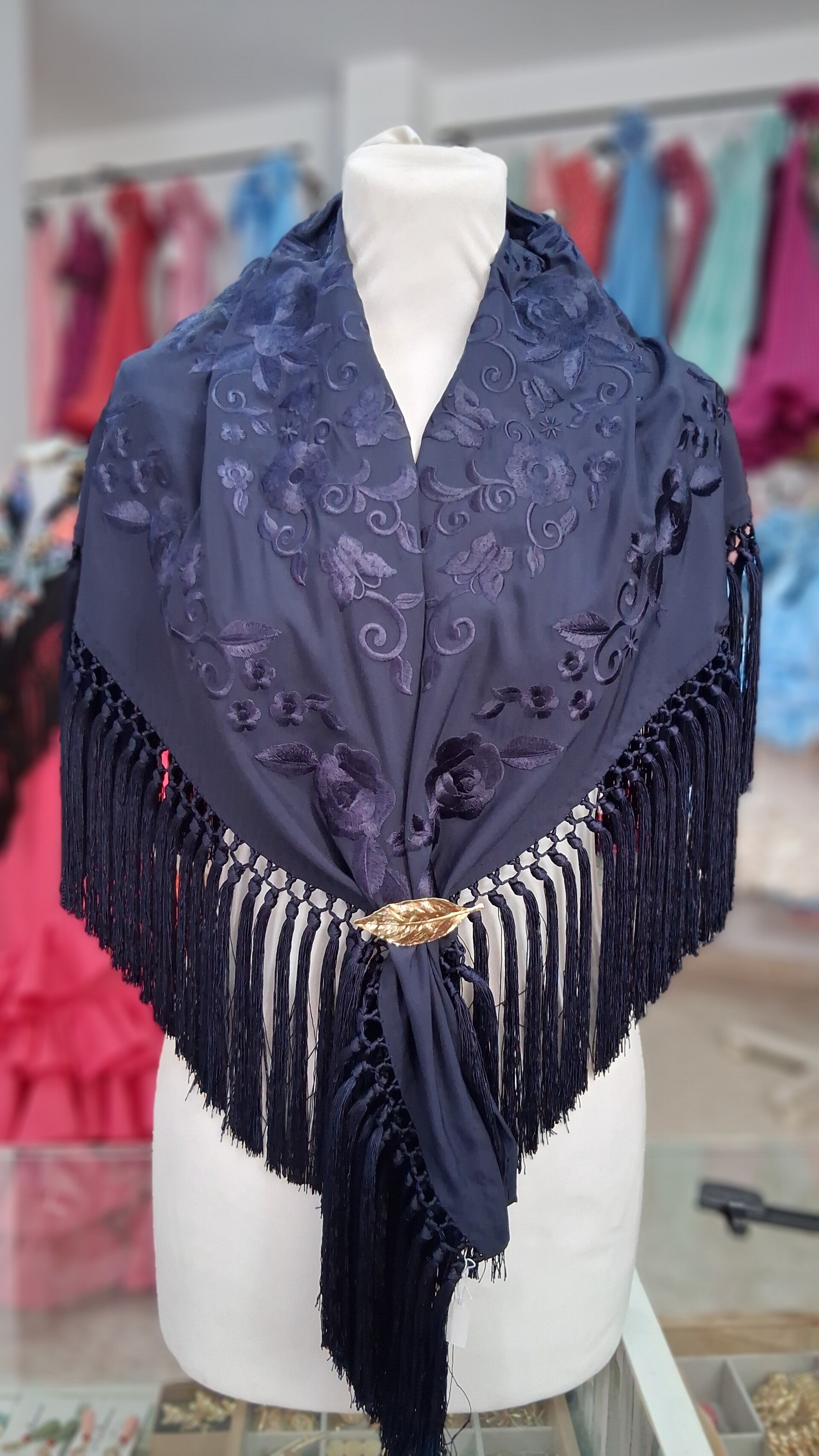 Mantón bordado azul marino unicolor