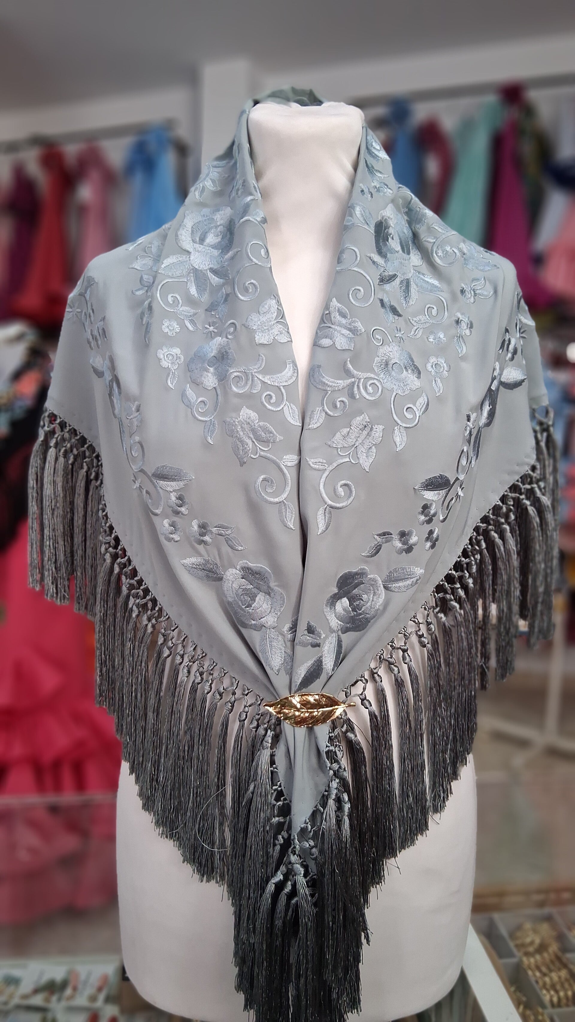 Mantón bordado gris plata unicolor