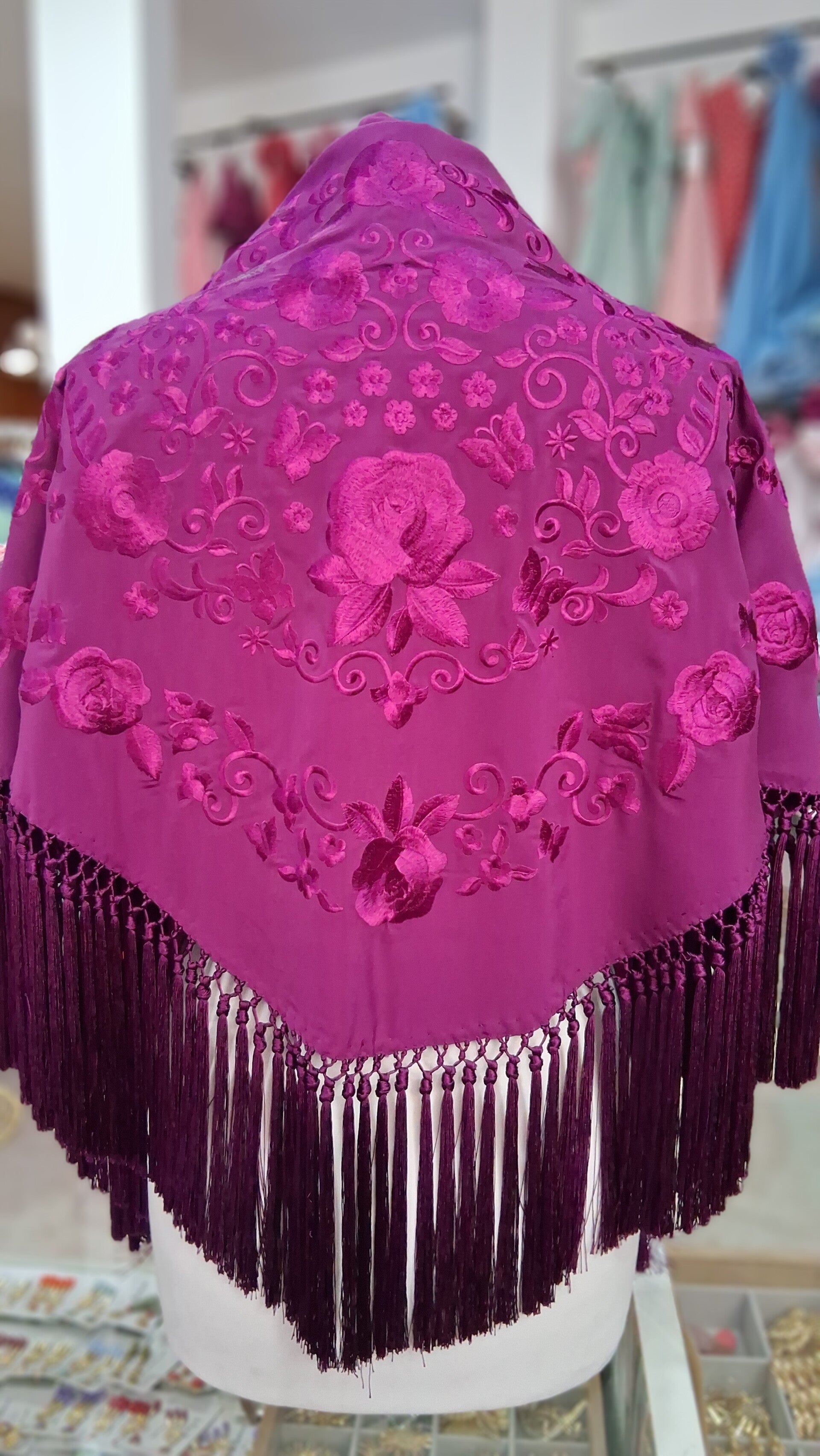 Mantón bordado buganvilla unicolor