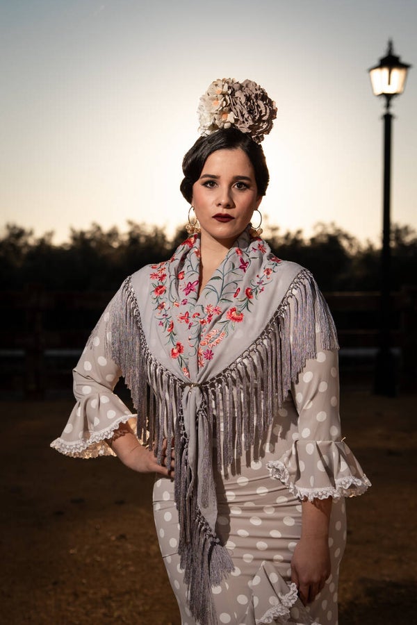 Mantón Bordado gris plata