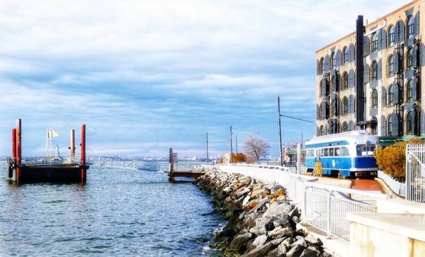 Red Hook trolley 82x50