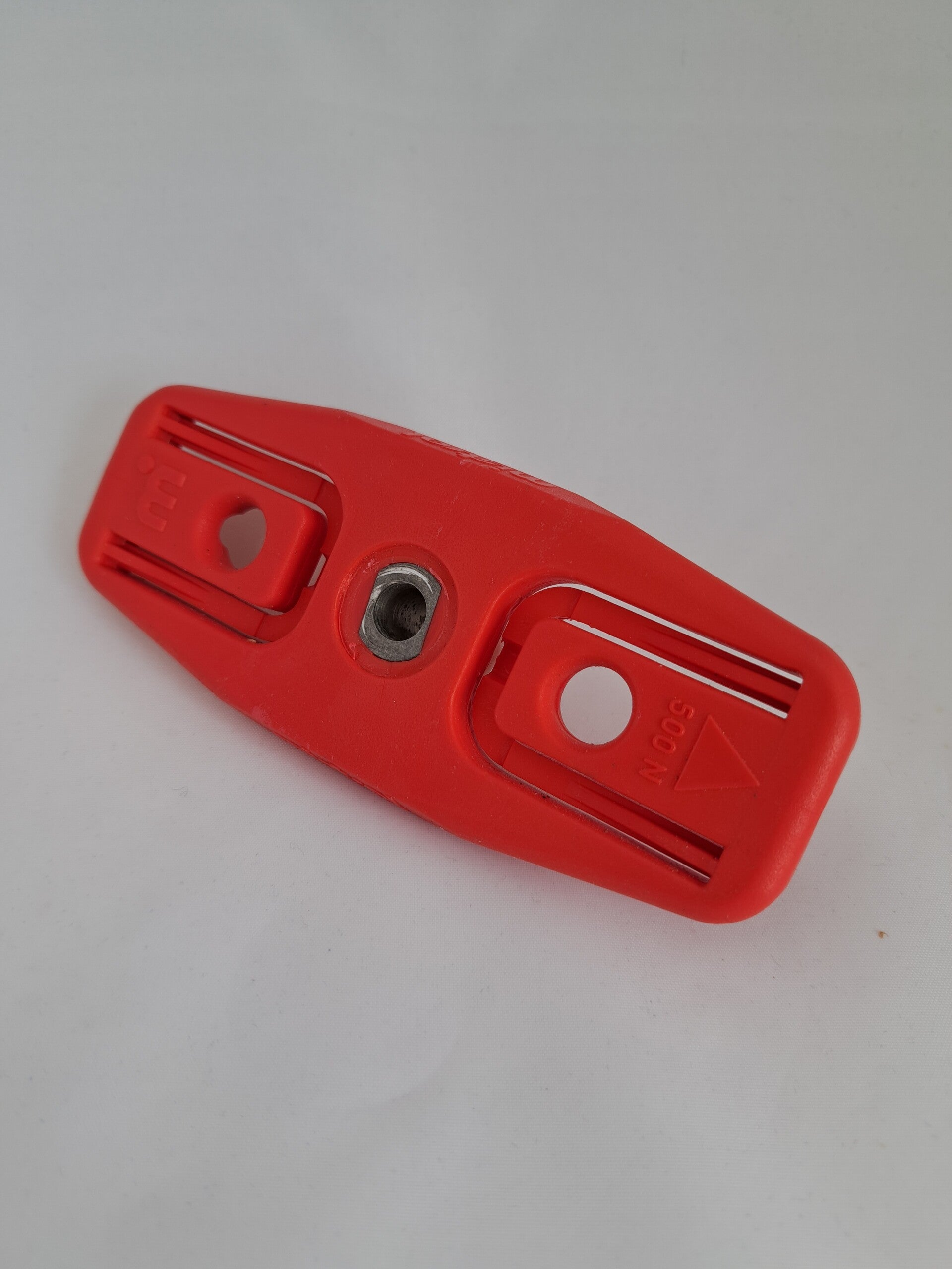 Mistral red twist lock plate
