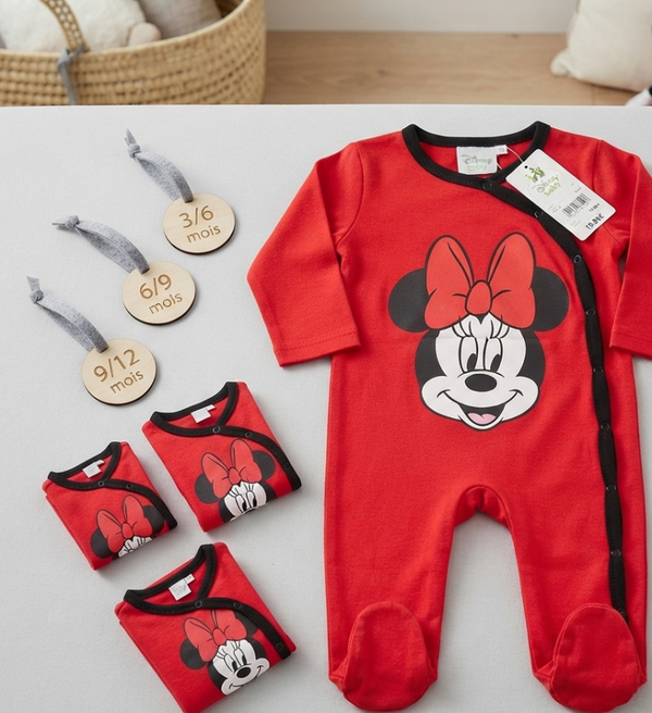 Pyjama Minnie Neuf avec étiquettes.