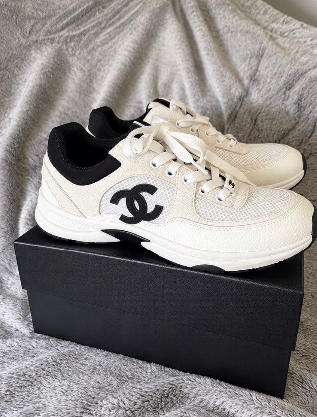 Witte sneakers