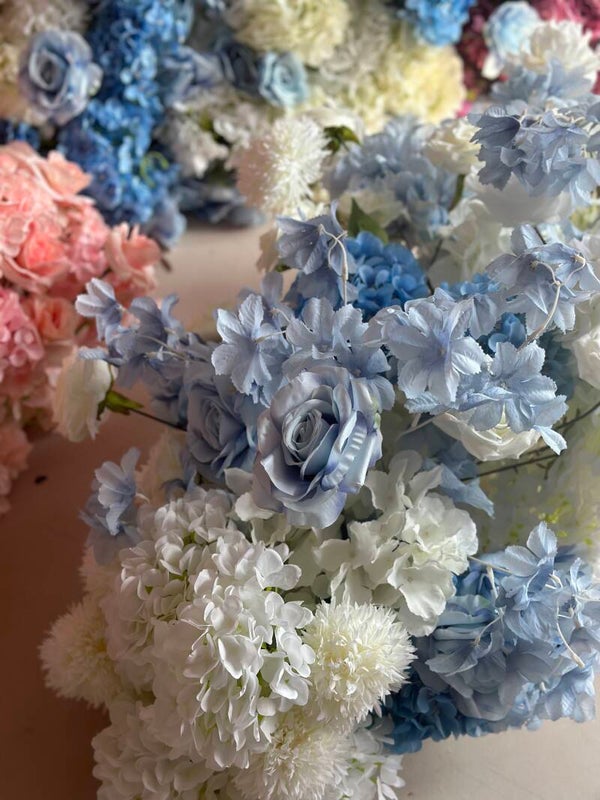 Bloem arrangement blauw, wit incl backdrop & zuil