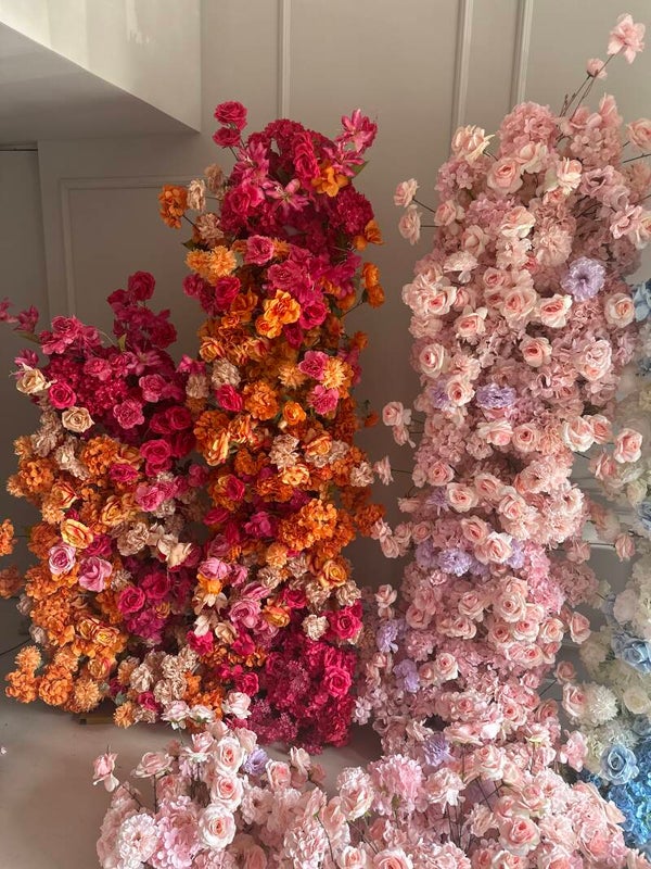 Bloem arrangement Roze met een tintje lila, incl backdrop & zuil