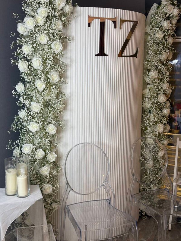 Witte rozen met gipskruid loper