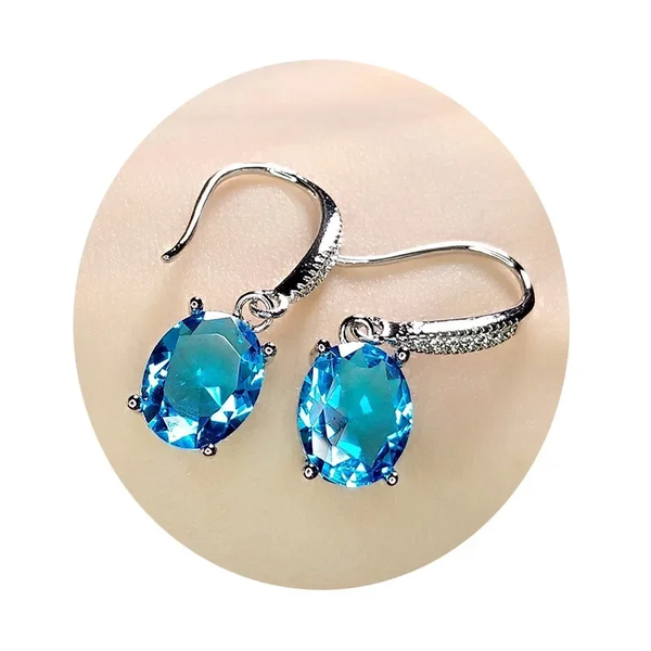 Boucle d'oreille élégance céleste en argent avec pierre bleue.