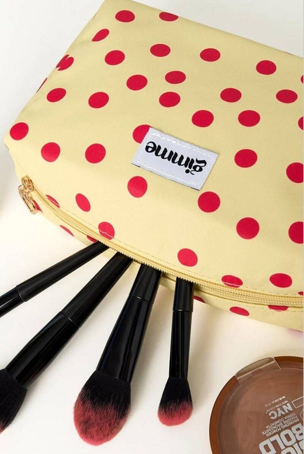 MAKE- UP TAS