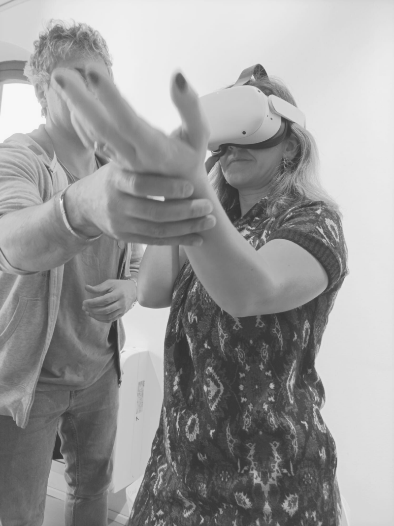 Immagine di Paola Lorenzelli che indossa un visore per un'esperienza immersiva nel metaverso