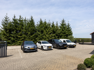De goedkoopste parkeerplek bij Airport Eindhoven, voordelig parkeren bij vliegveld, vliegen en reizen, Eindhoven