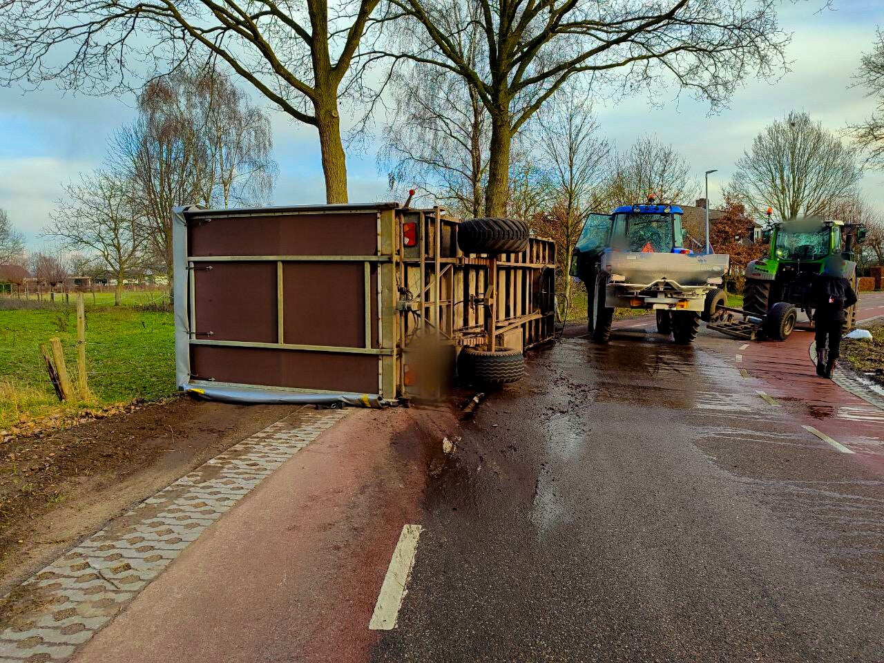 Trailer tractor gekanteld in Uden