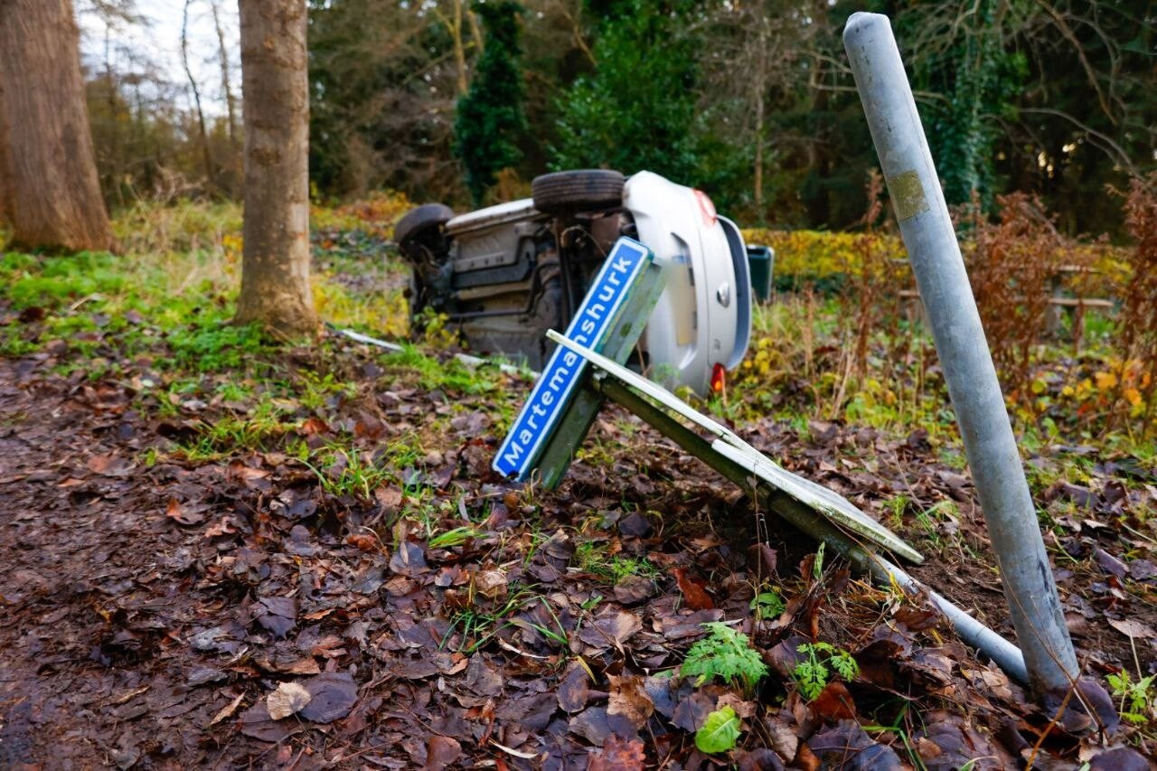 Auto op kant in Schijndel