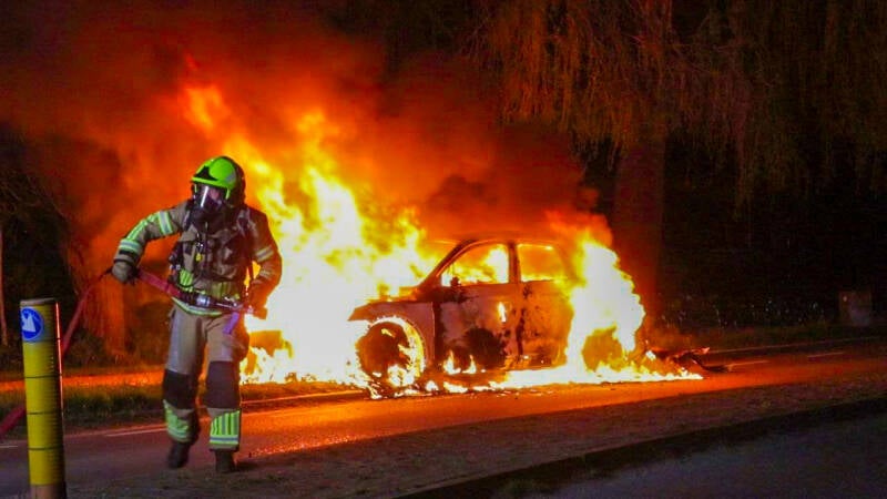 Felle brand verwoest auto in Hernen (Gelderland)