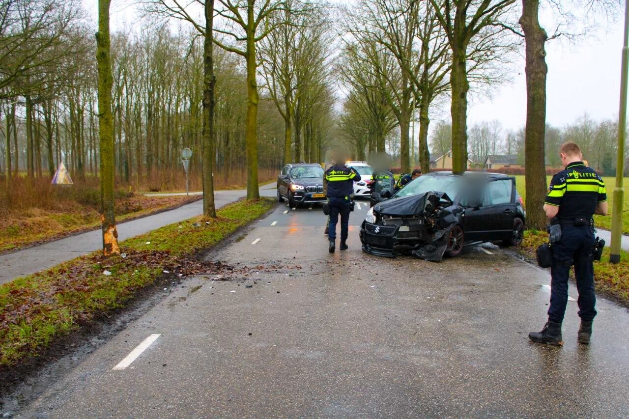 Auto botst frontaal tegen boom in Zeeland, Twee gewonden 