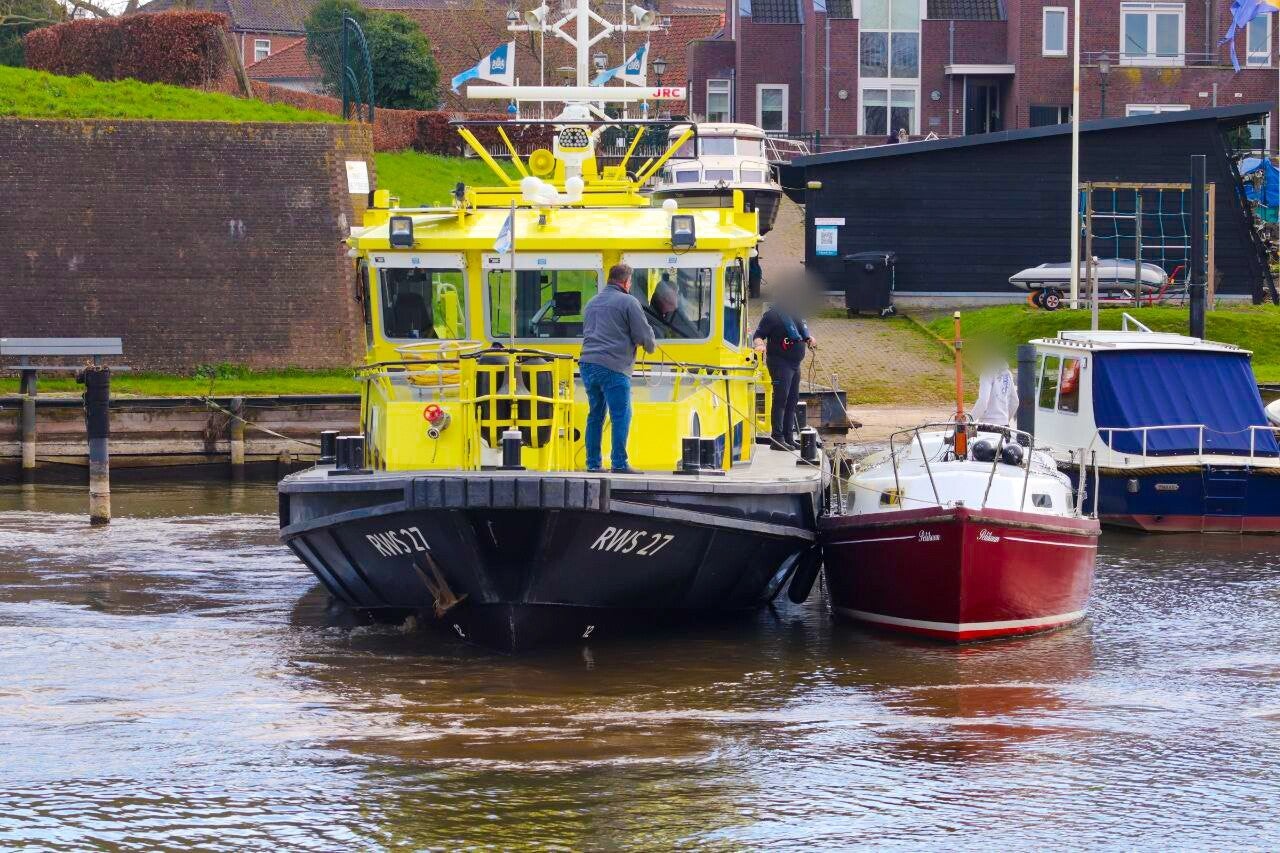 Motor plezierboot valt uit en dobbert rond in haven van Grave