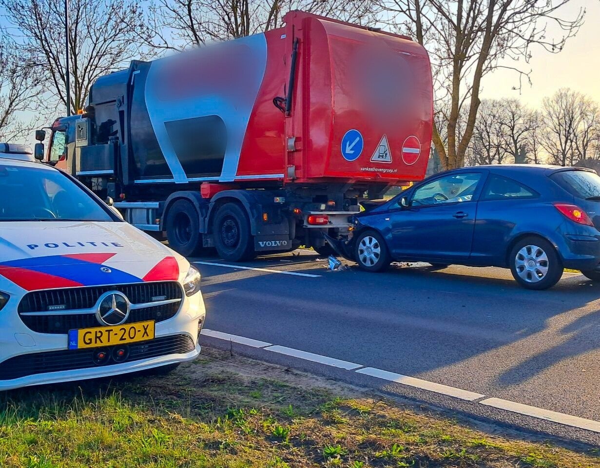Auto total-loss na botsing met vuilniswagen in Sint-Oedenrode