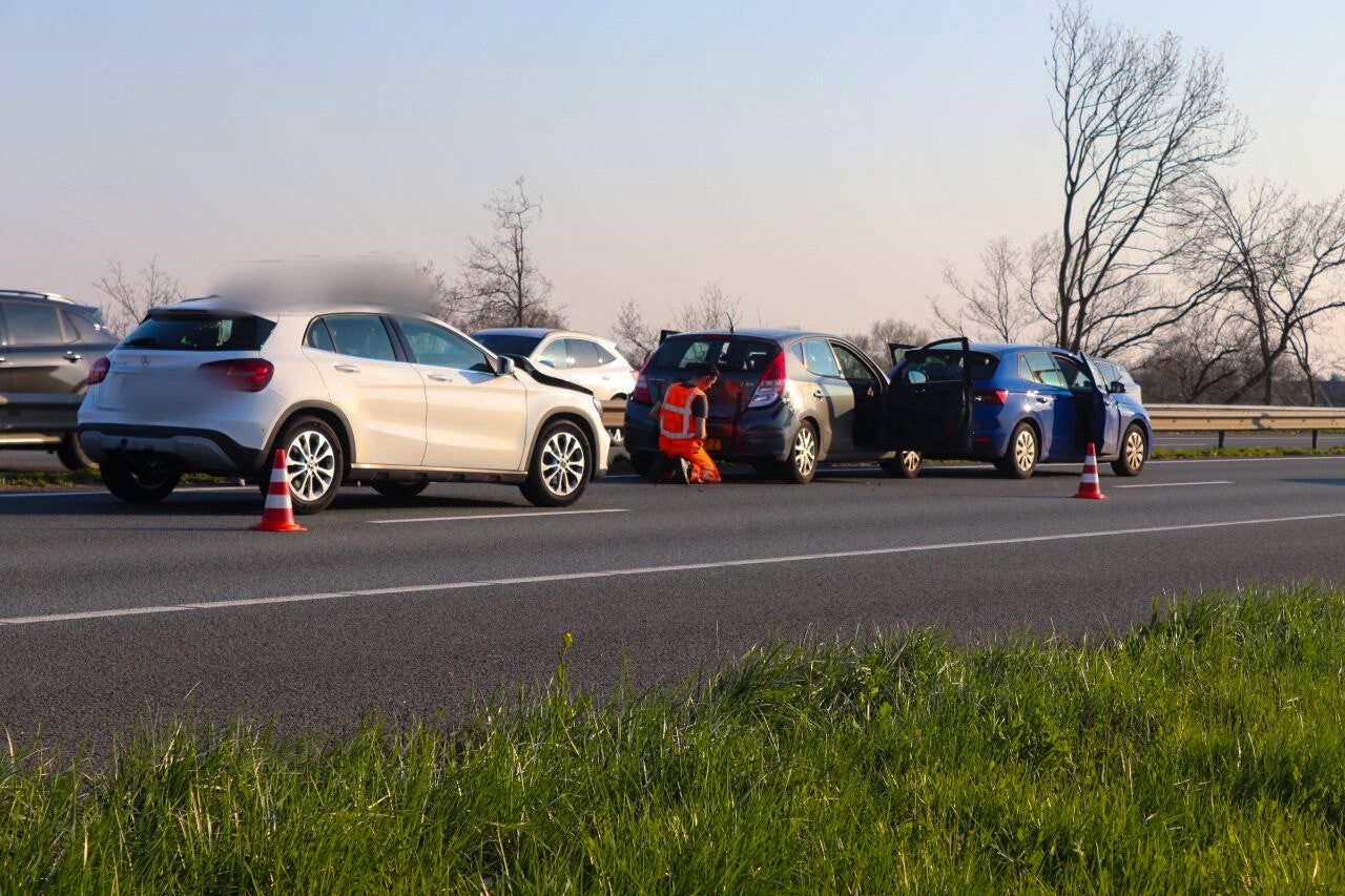 Kopstaart aanrijding A50 bij Niftrik 