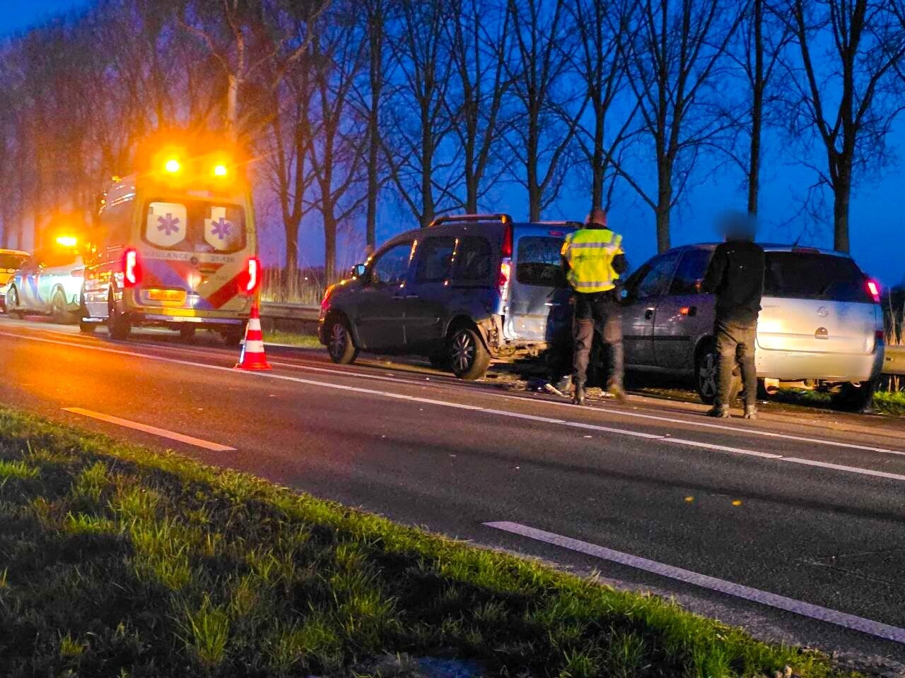 Rijbaan dicht door forse aanrijding N279 in Veghel