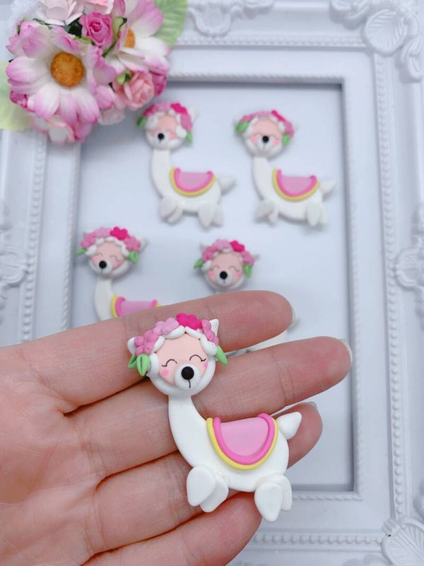 Witte lama met roze bloemen
