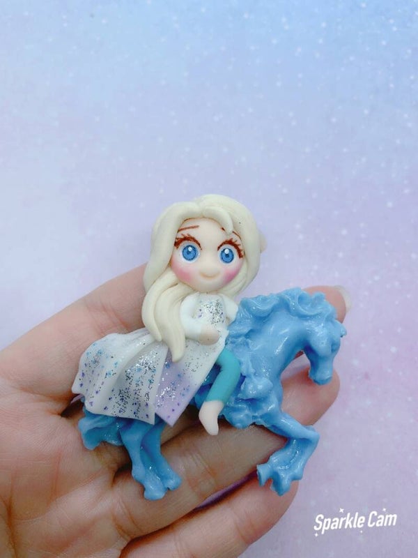 Prinses ijs op blauw paard