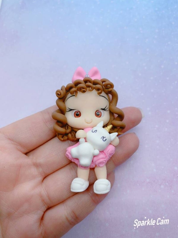 Meisje krul haar met unicorn