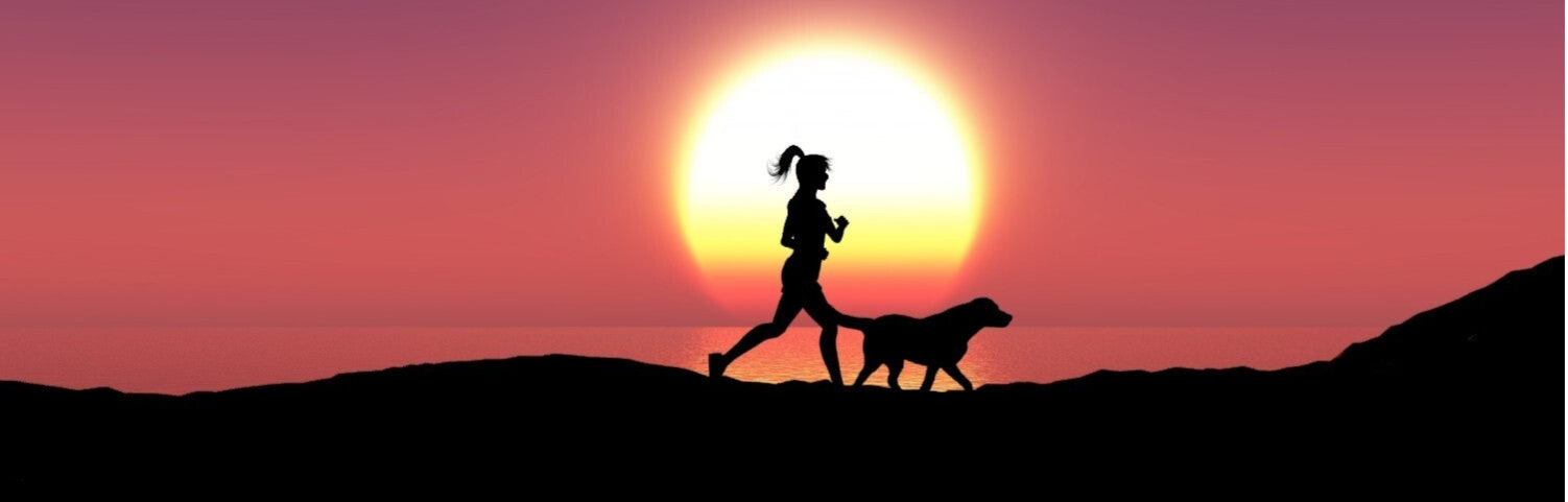 femme et chien qui courent