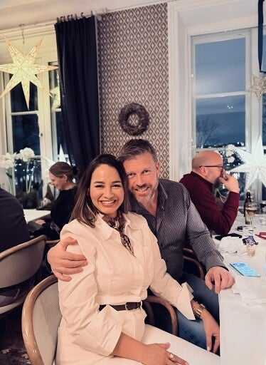 Alexey y Bejamin disfrutando cena navideña 