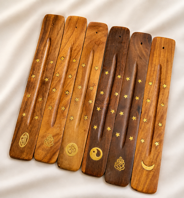 🌙 Porte-encens artisanal en bois – Motifs spirituels