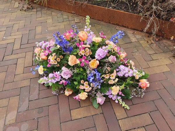 Rouwarrangement (zalm/blauw/lila)