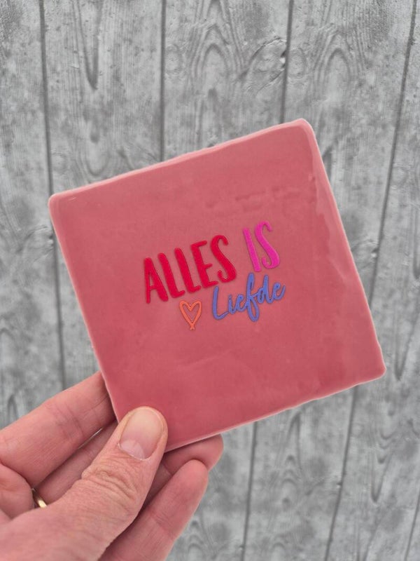 Tegeltje 'Alles is liefde' - oudroze/rood roze blauw