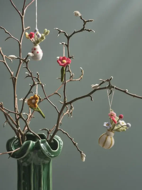 Gry & Sif vilten hanger - Vaas met strepen en bloemen