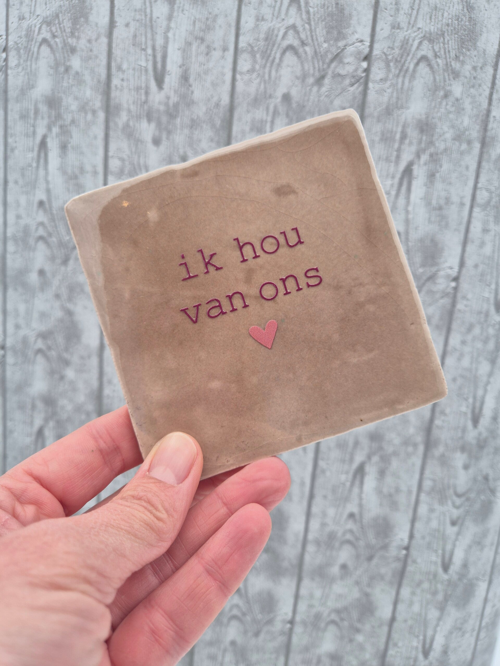 Tegeltje 'Ik hou van ons...' - taupe/paars