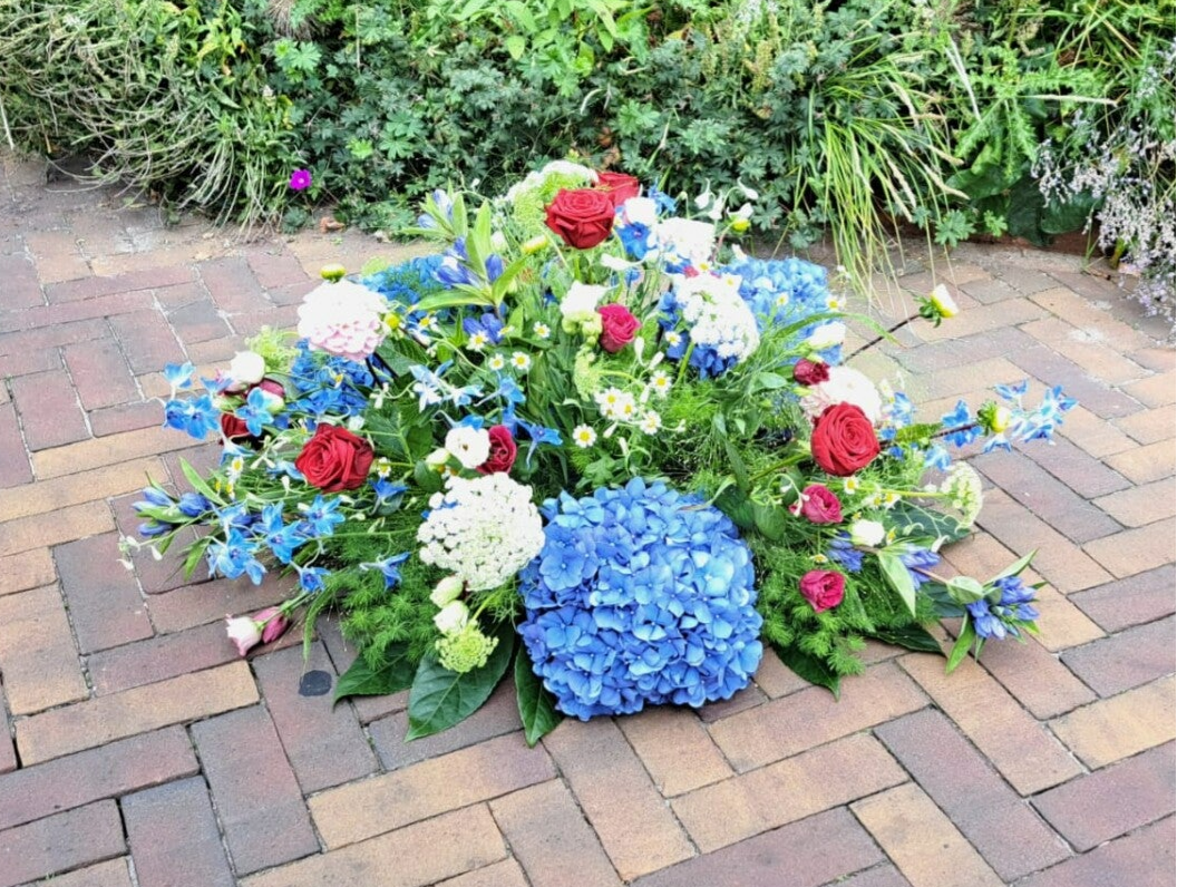 Rouwarrangement (blauw/wit/rood)