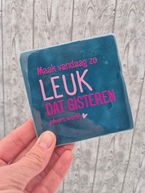 Tegeltje 'Maak vandaag zo leuk dat gisteren jaloers wordt' - blauw/roze