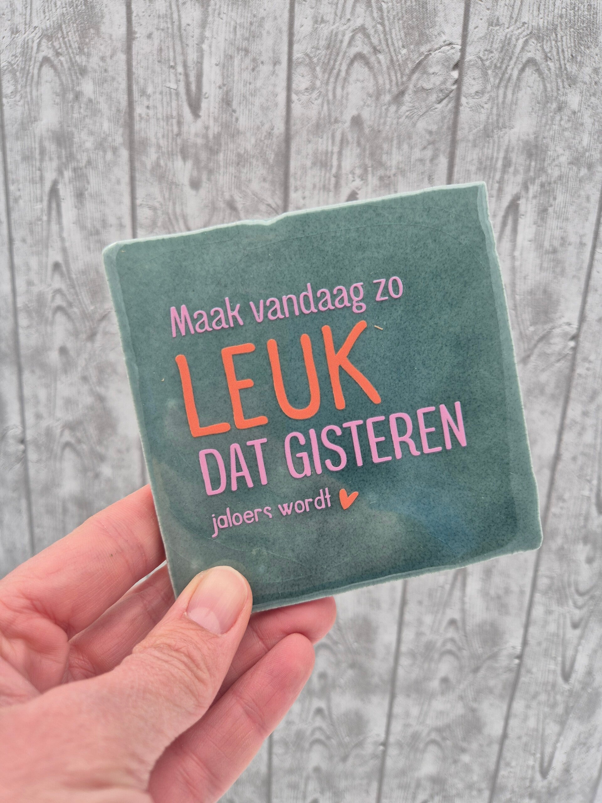 Tegeltje 'Maak vandaag zo leuk dat gisteren jaloers wordt' - zeeblauw/roze&oranje
