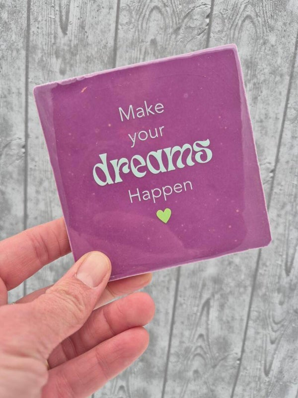 Tegeltje 'Make Your Dreams Happen' - paars/lichtblauw