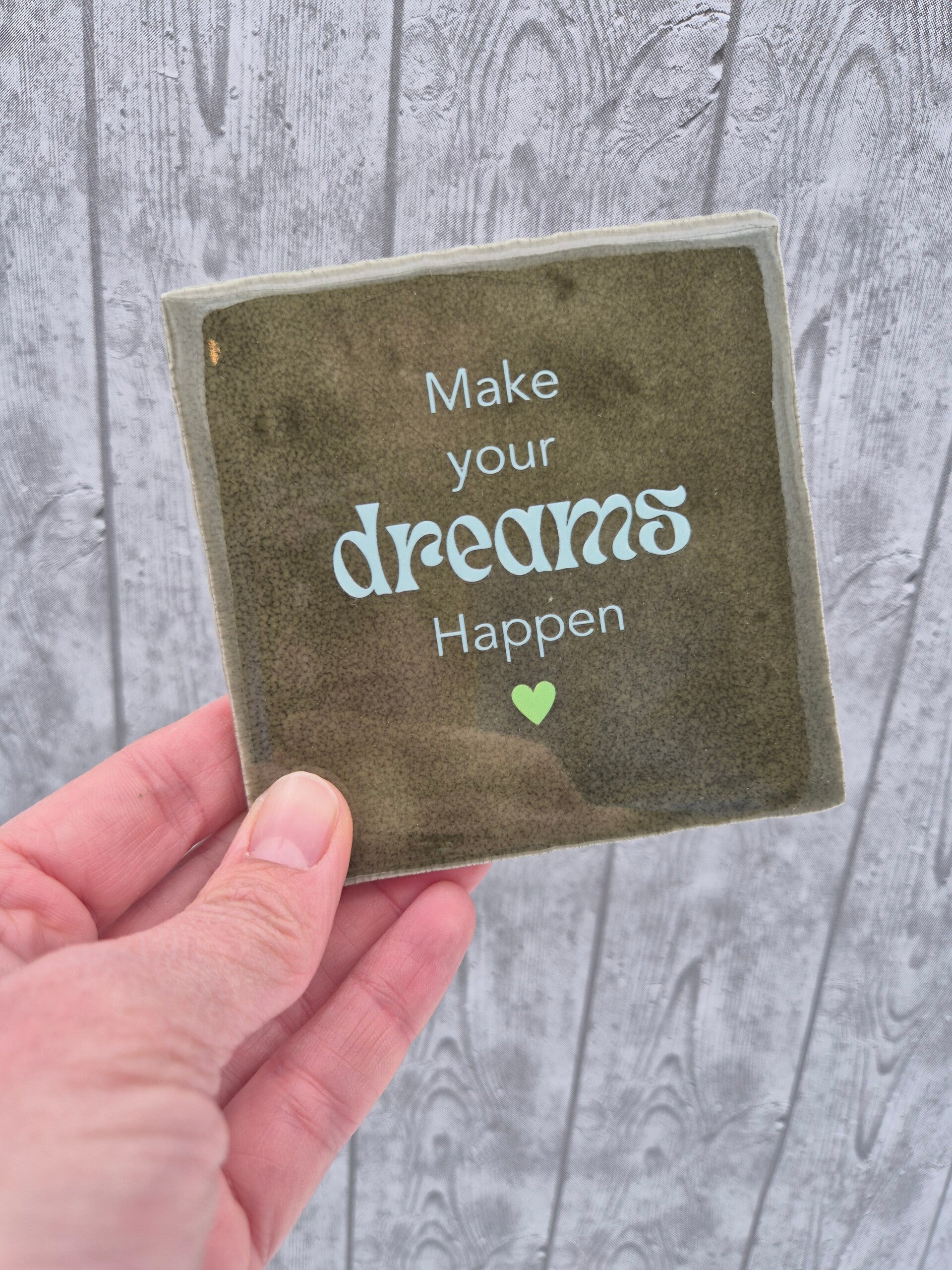 Tegeltje 'Make Your Dreams Happen' - olijfgroen/lichtblauw