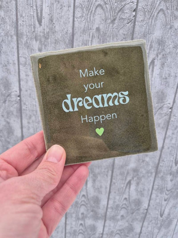 Tegeltje 'Make Your Dreams Happen' - olijfgroen/lichtblauw