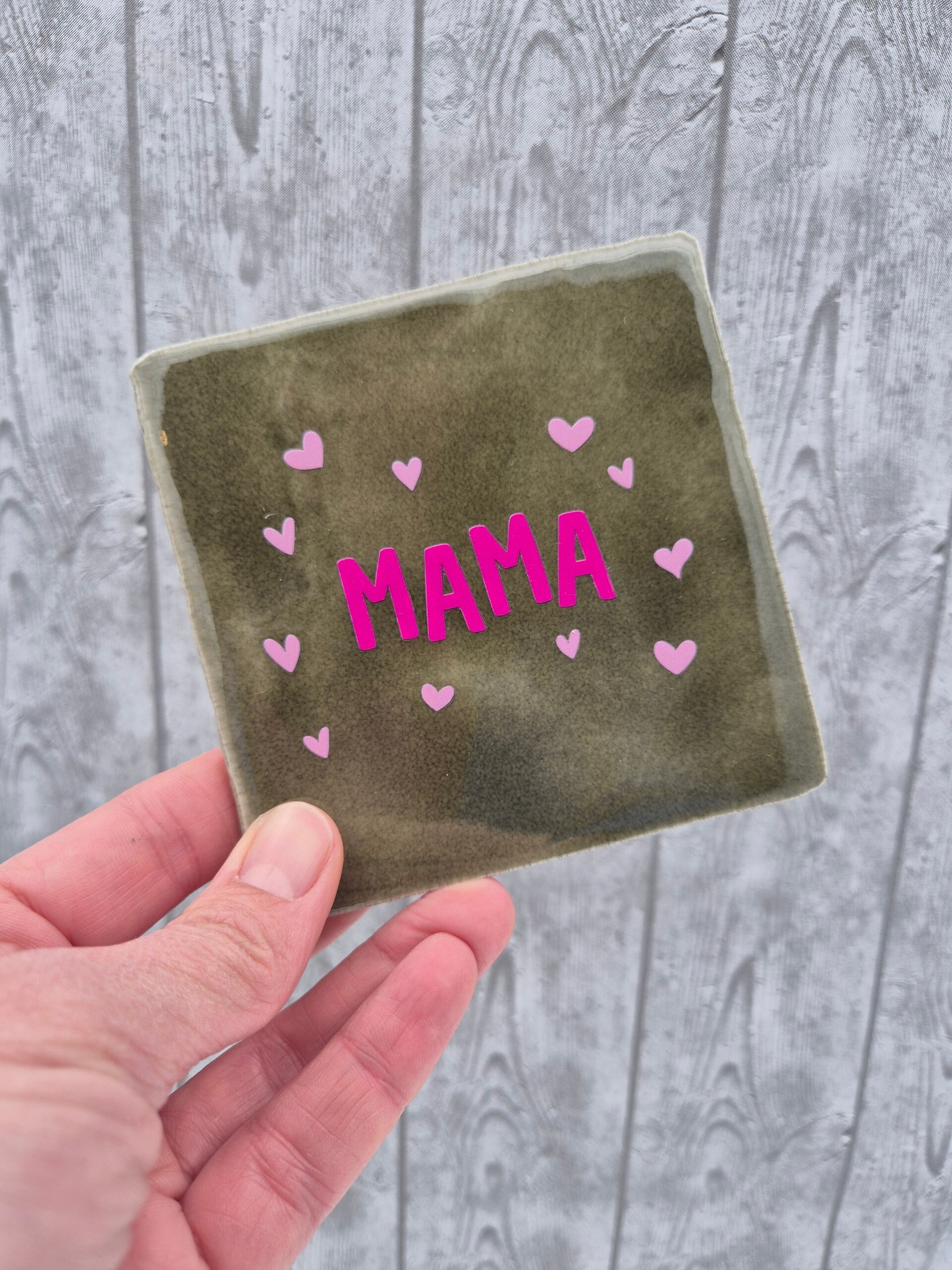 Tegeltje 'Mama' - olijfgroen/roze