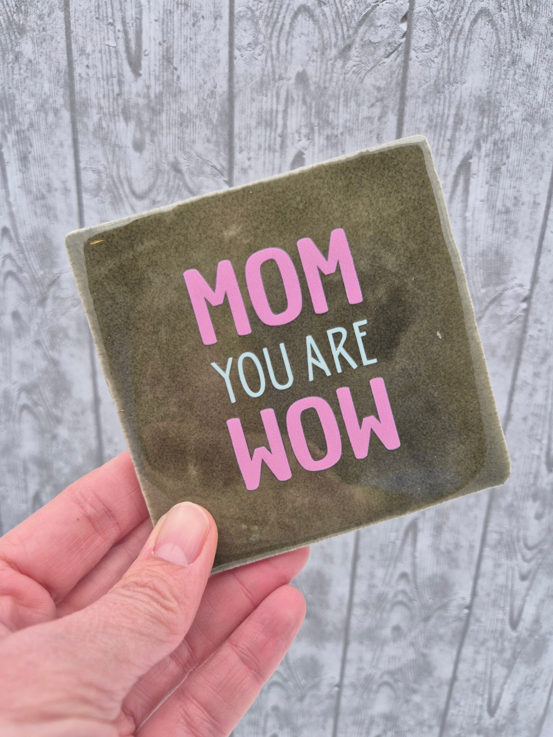 Tegeltje 'MOM you are WOW' - olijfgroen/roze & wit