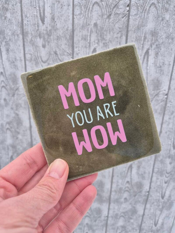 Tegeltje 'MOM you are WOW' - olijfgroen/roze & wit