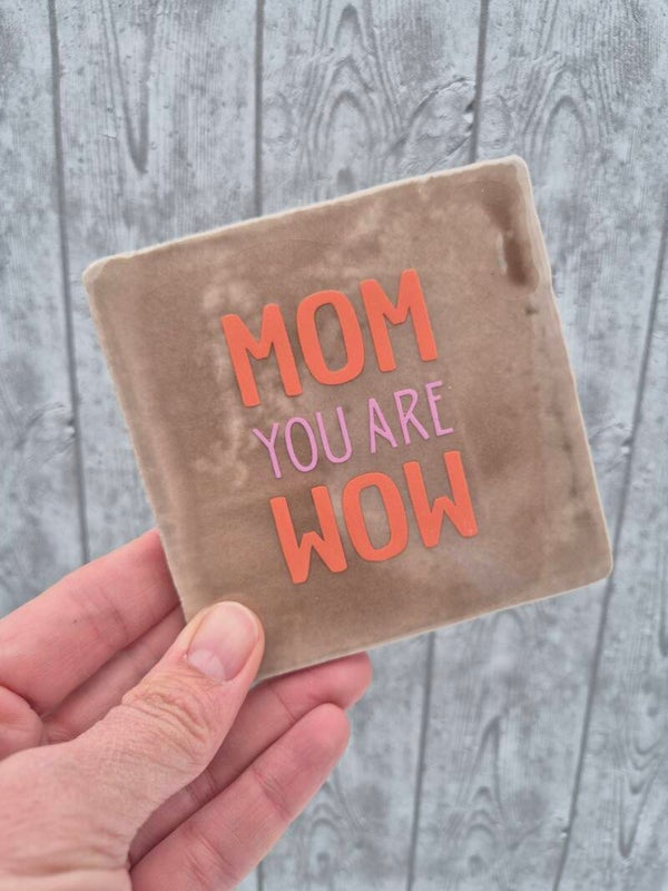 Tegeltje 'MOM you are WOW' - taupe/oranje & roze