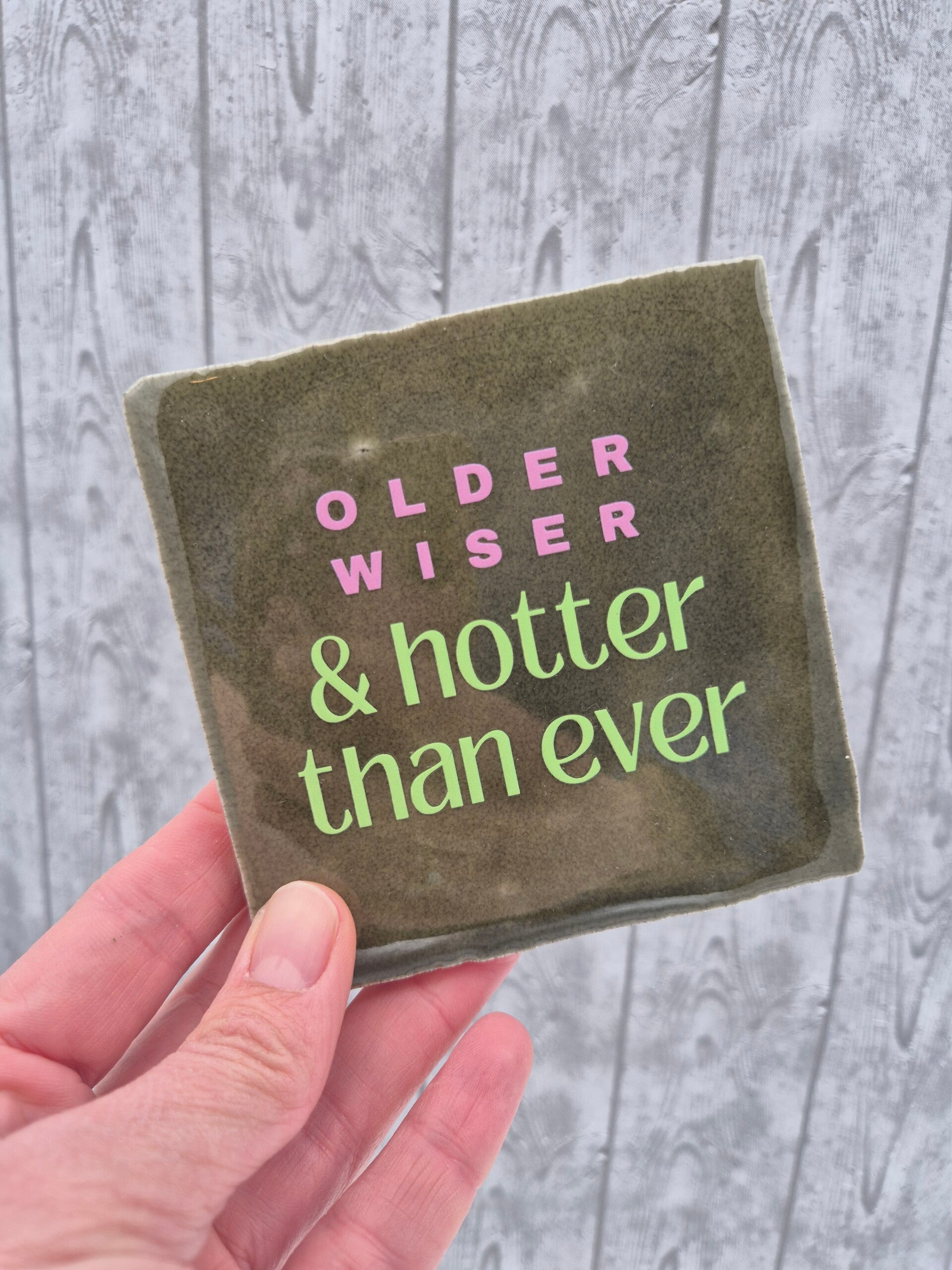 Tegeltje 'Older Wiser & Hotter than Ever' - olijfgroen/roze & appeltjesgroen