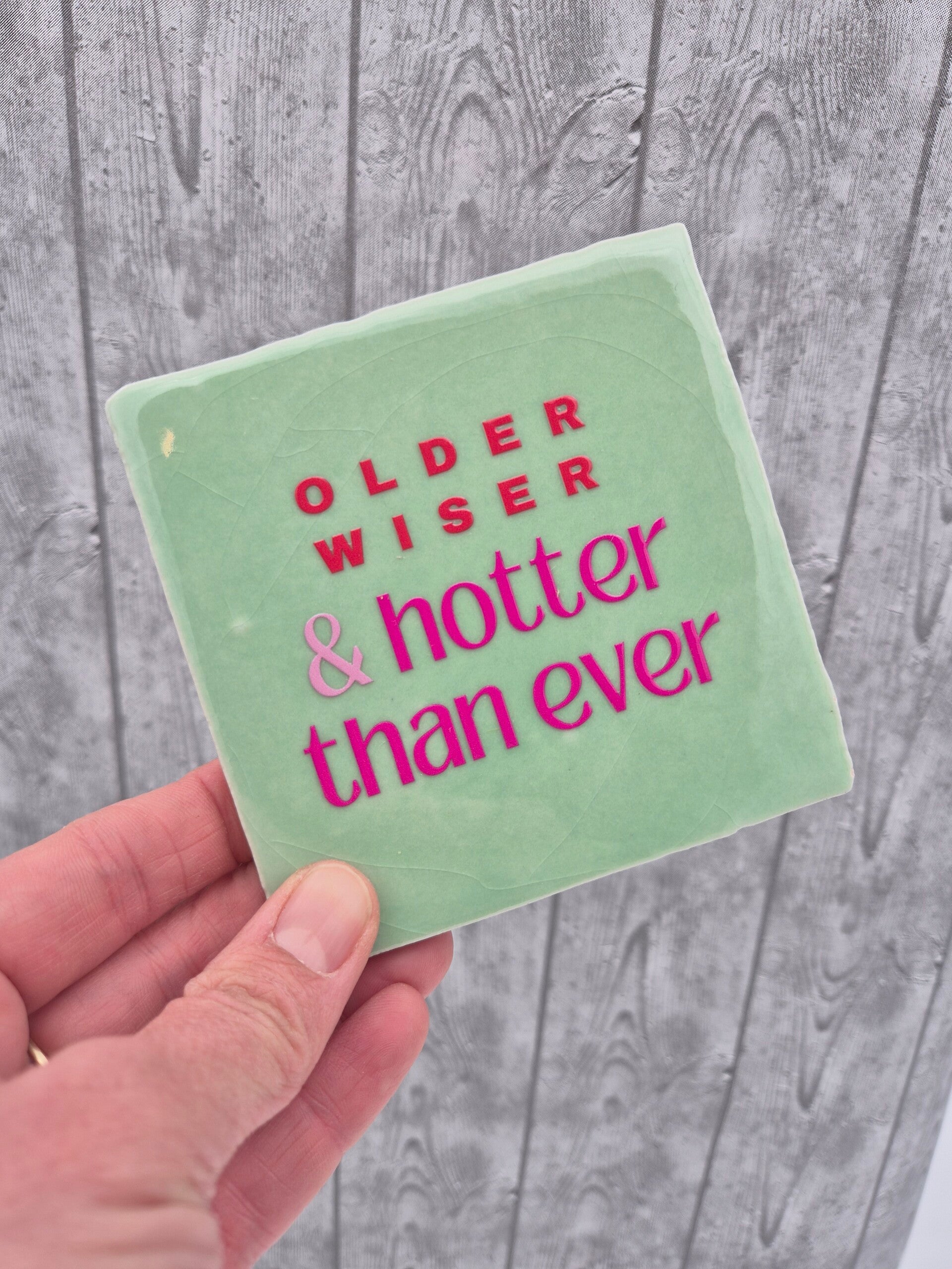 Tegeltje 'Older Wiser & Hotter than Ever' - mint groen/rood&roze