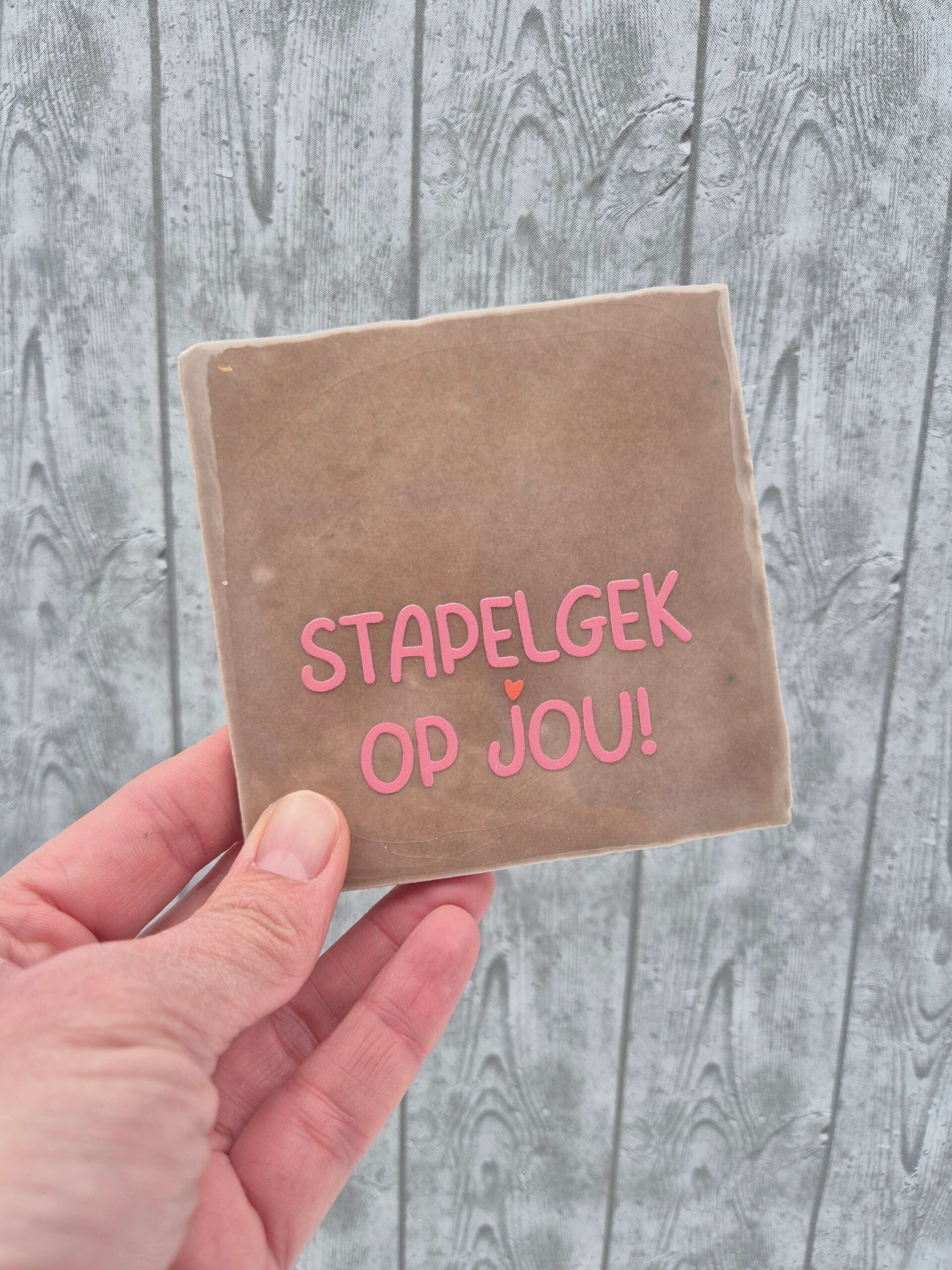 Tegeltje 'Stapelgek op jou' - taupe/roze